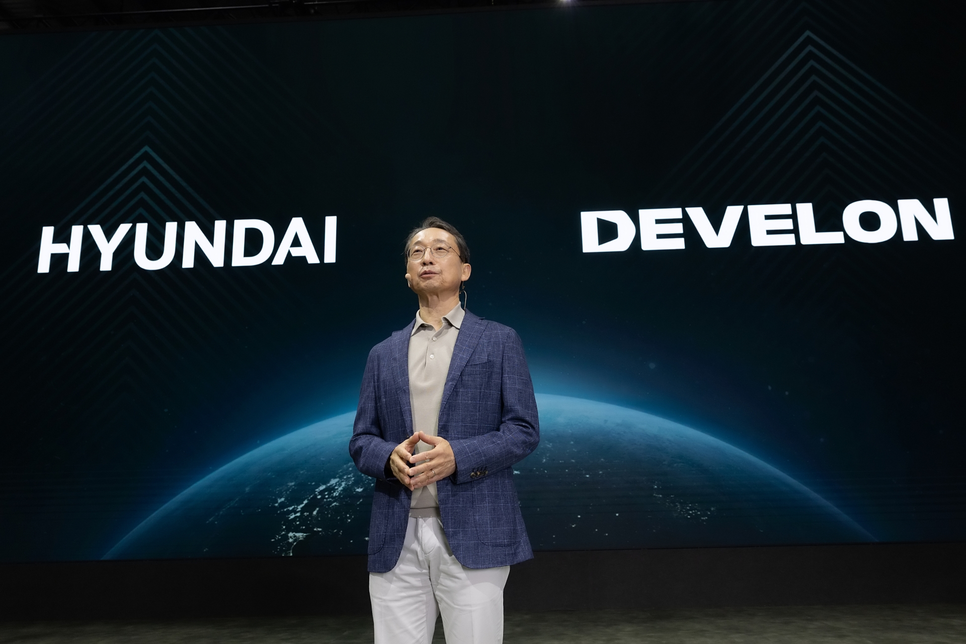 HD현대사이트솔루션 조영철 사장이 3일(목) 킨텍스에서 열린 서울 모빌리티쇼 미디어 브리핑에서 건설기계 차세대 신모델을 소개하고 있다.