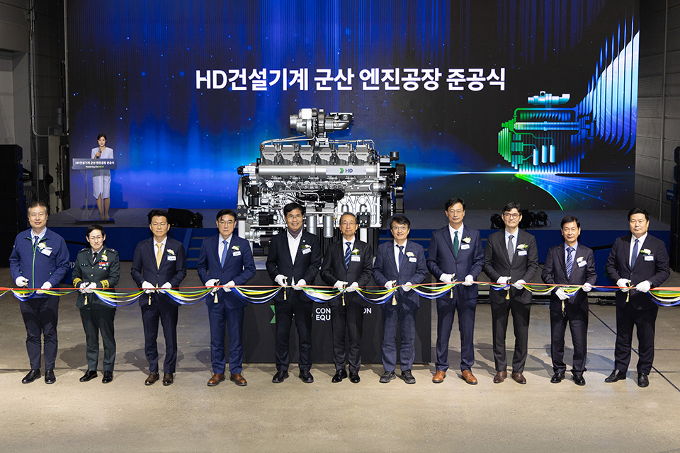 Attendees pose for a commemorative group photo during the grand opening ceremony of the new engine plant held on Wednesday the 28th at the Gunsan Campus, located within the Gunsan National Industrial Complex in Jeonbuk State. (From third left: Park Tae-hyeon, Director General for Industrial AI Policy at the Ministry of Trade, Industry and Energy; Kim Jae-jun, Mayor of Gunsan; Lee Won-taeg, Governor of Jeonbuk State; Cho Young-cheul, Vice Chairman of HD Hyundai; Kim Eui-kyeom, Member of the National Assembly; and Moon Jae-young, CEO of HD Construction Equipment.)