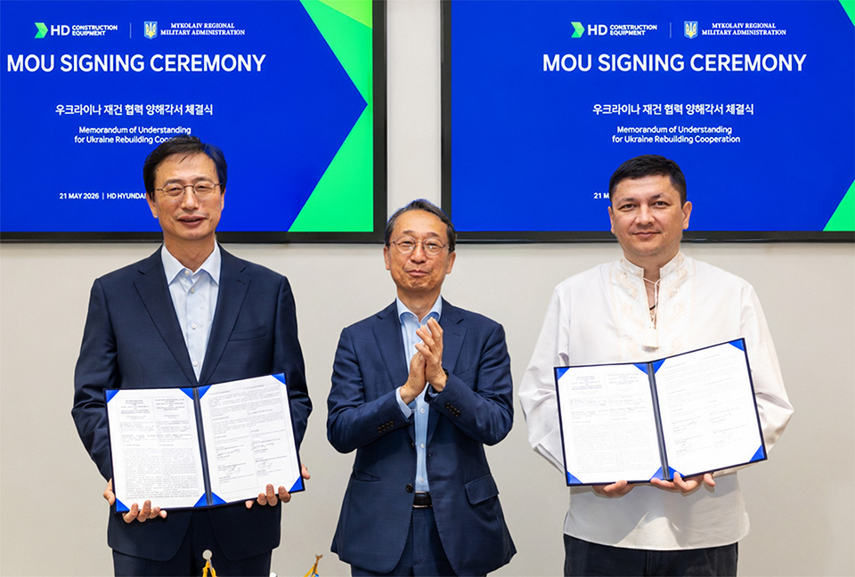 HD Hyundai Construction Equipment signed a "Business Agreement for Cooperation on Ukraine Reconstruction Projects" with the Mykolaiv Regional Government of Ukraine at the HD Hyundai Global R&D Center (GRC) in Pangyo. Pictured from right: Vitaliy Kim, Governor of Mykolaiv Oblast; Cho Young-cheol, Vice Chairman of HD Hyundai; and Moon Jae-young, President of HD Hyundai Construction Equipment.
