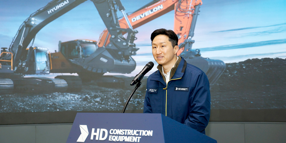 HD Hyundai Chairman Kisun Chung delivers a congratulatory speech at the 'HD Construction Equipment Launch Ceremony' held at the Ulsan Campus on Thursday, the 1st. 'I expect us to become another 'Global No. 1,' following in the footsteps of our shipbuilding business,' said Chairman Chung.