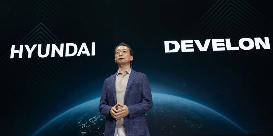 HD현대사이트솔루션 조영철 사장이 3일(목) 킨텍스에서 열린 서울 모빌리티쇼 미디어 브리핑에서 건설기계 차세대 신모델을 소개하고 있다.