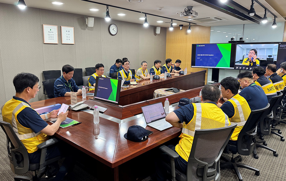 Scenes from the "Q2 Company-wide EHS Session" held at the Gunsan Campus on June 22.