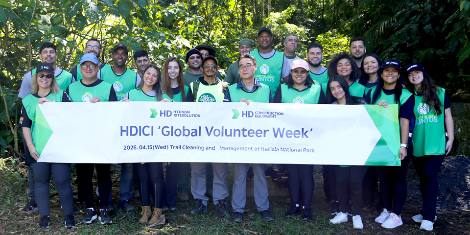 Employees of HD Construction Equipment Brazil performing environmental cleanup at Itatiaia National Park.