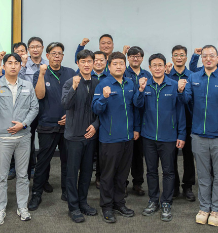 HD Construction Equipment hosts the awards ceremony for its 10th Welding Skills Competition on October 6th in the GBC Conference Room at the Incheon Campus.
