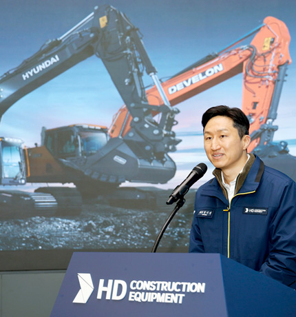 HD Hyundai Chairman Kisun Chung delivers a congratulatory speech at the 'HD Construction Equipment Launch Ceremony' held at the Ulsan Campus on Thursday, the 1st. 'I expect us to become another 'Global No. 1,' following in the footsteps of our shipbuilding business,' said Chairman Chung.