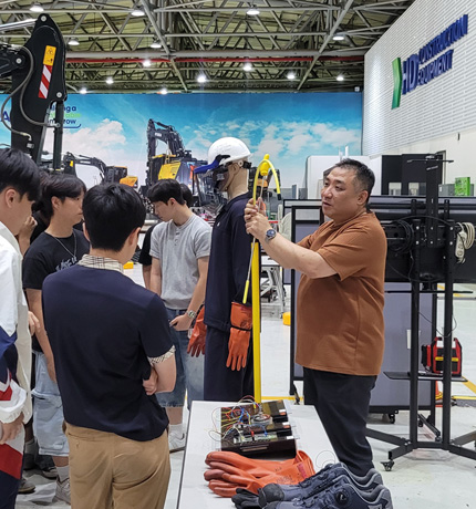 From June 25 to 26, HD Construction Equipment hosted a series of next-gen technology workshops in a corporate-tour format at its Global Training Center in Eumseong. The program welcomed high school apprentices on a vocational work-study track from Jaeneung High School and Bupyeong Technical High School.
