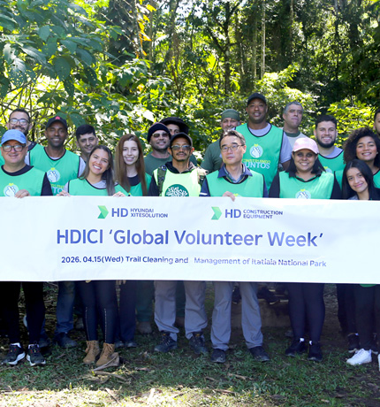 Employees of HD Construction Equipment Brazil performing environmental cleanup at Itatiaia National Park.