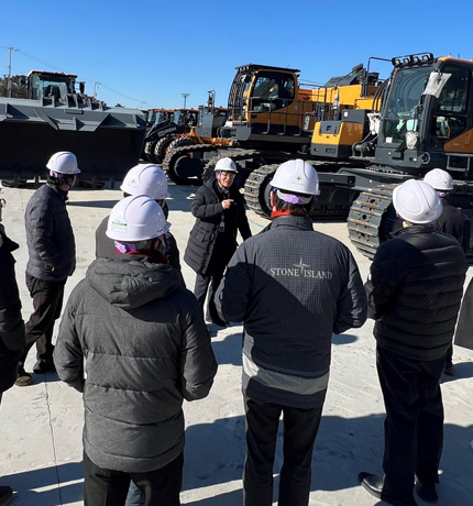On January 21, HD Construction Equipment invited ten CEOs from member companies of the Ulsan Aggregates Association to its Ulsan Campus to show them around its advanced production processes and quality control systems.