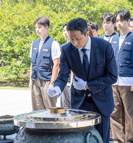 HD Hyundai Chairman Chung Ki-sun, along with employees, burns incense at the Memorial Tower of the National Seoul Cemetery on Friday, the 29th, honoring patriotic martyrs and fallen heroes.