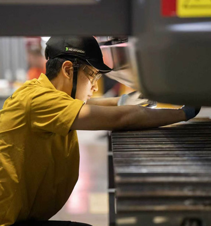 HD Construction Equipment won the Medallion for Excellence in the Heavy Vehicle Maintenance category at the 48th WorldSkills Competition, held in Shanghai, China, from September 22 to 27.