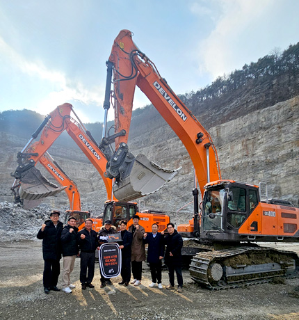 HD Construction Equipment held a delivery ceremony for the first unit of DEVELON's newly released next-generation 40-ton excavator, the DX400, at Muchang Industries in Sancheong County, Gyeongnam Province, on January 7.