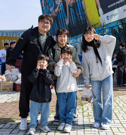 On April 11, around 700 employees and their family members from HD Construction Equipment gathered at Incheon Football Stadium to participate in a large cheering event during the K League 1 2026 Round 7 match between Ulsan HD and Incheon United.