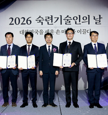 HD Construction Equipment Production Team Leaders Ahn Jung-hoon and Park Ki-hyeop were honored as "Excellent Skilled Technicians" during the "2026 Skilled Technicians’ Day" ceremony held on September 9. (From left in the final photo: Production Team Leaders Park Ki-hyeop and Ahn Jung-hoon.)