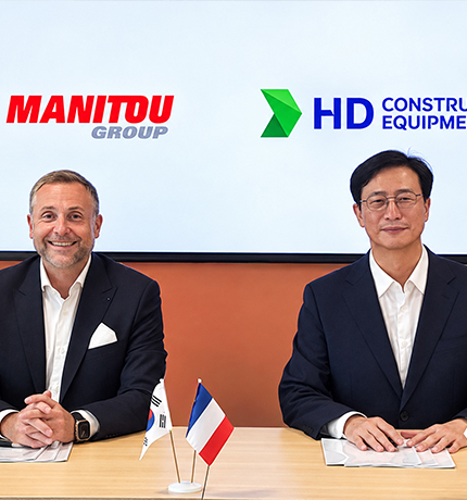 HD Construction Equipment and Manitou Group recently signed a mutual sales partnership agreement for compact construction equipment at Manitou Group’s headquarters in Ancenis, France. (From right) Moon Jae-young, President & CEO of HD Construction Equipment, and Sylvain Blaise, President & CEO of Manitou Group.